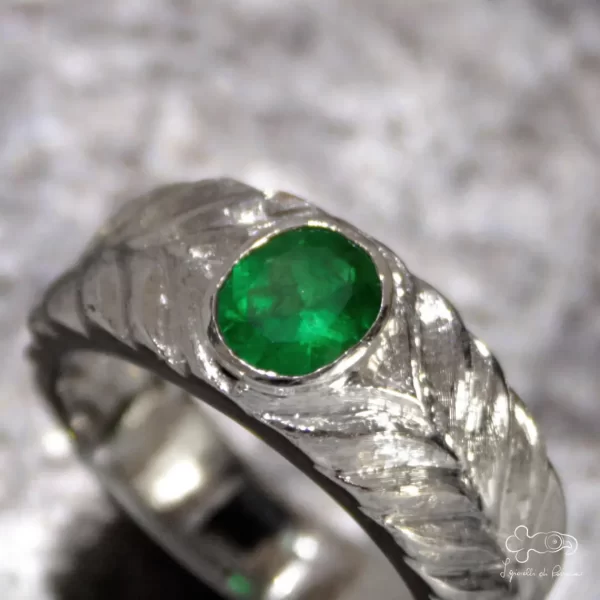 White gold ring with emerald - Image 2