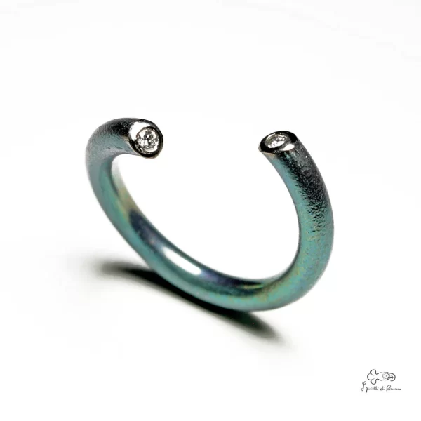 Anodized titanium ring with diamonds - Image 3