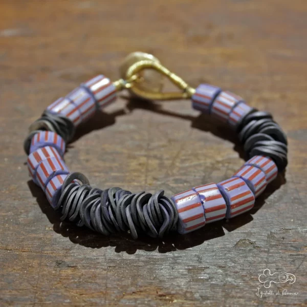 Trade beads bracelet with anodized titanium discs - Image 2