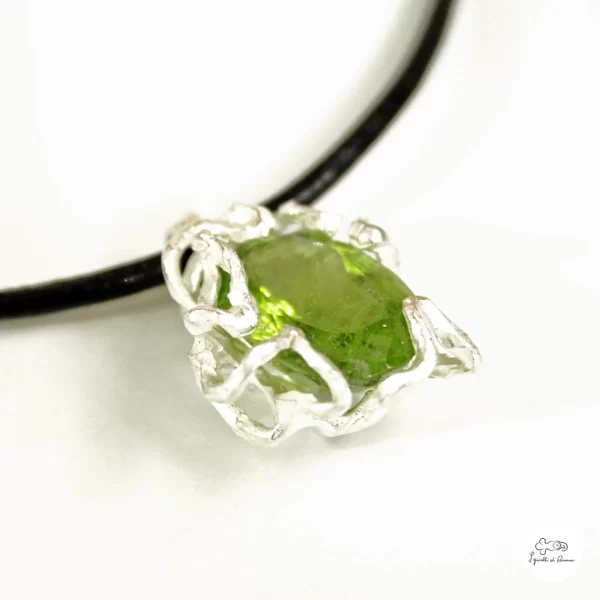 Silver pendant with peridot - Image 2